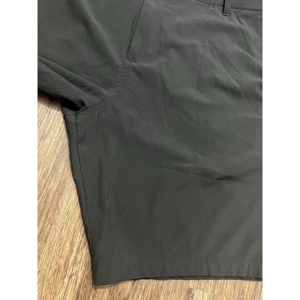 PUMA Men's Black Shorts Size 40 Athletic Training Casual Logo Performance
